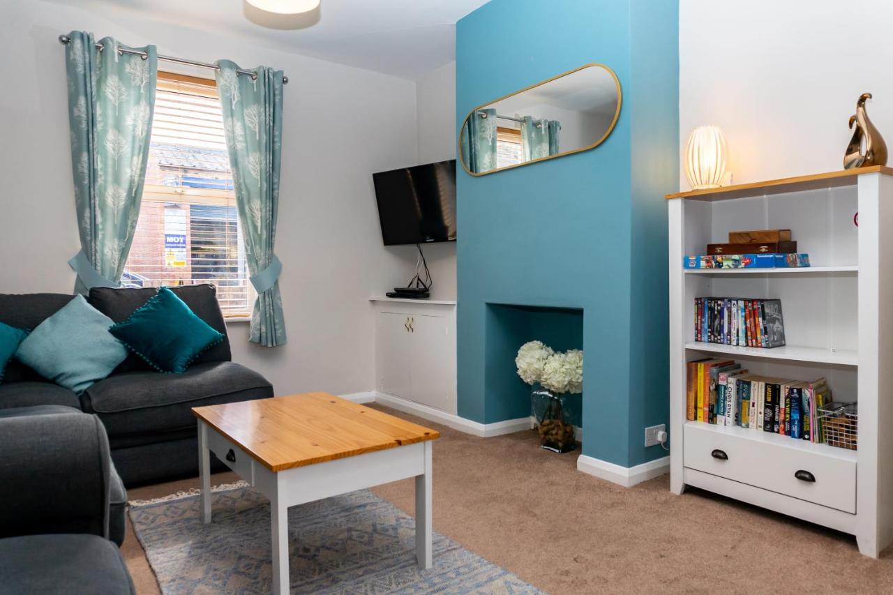 Cheltenham-spacious 2 Bedroom Home-sleeps 6-parking-garden-wifi