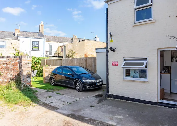 Cheltenham-Spacious 2 Bedroom Home-Sleeps 6-Parking-Garden-Wifi